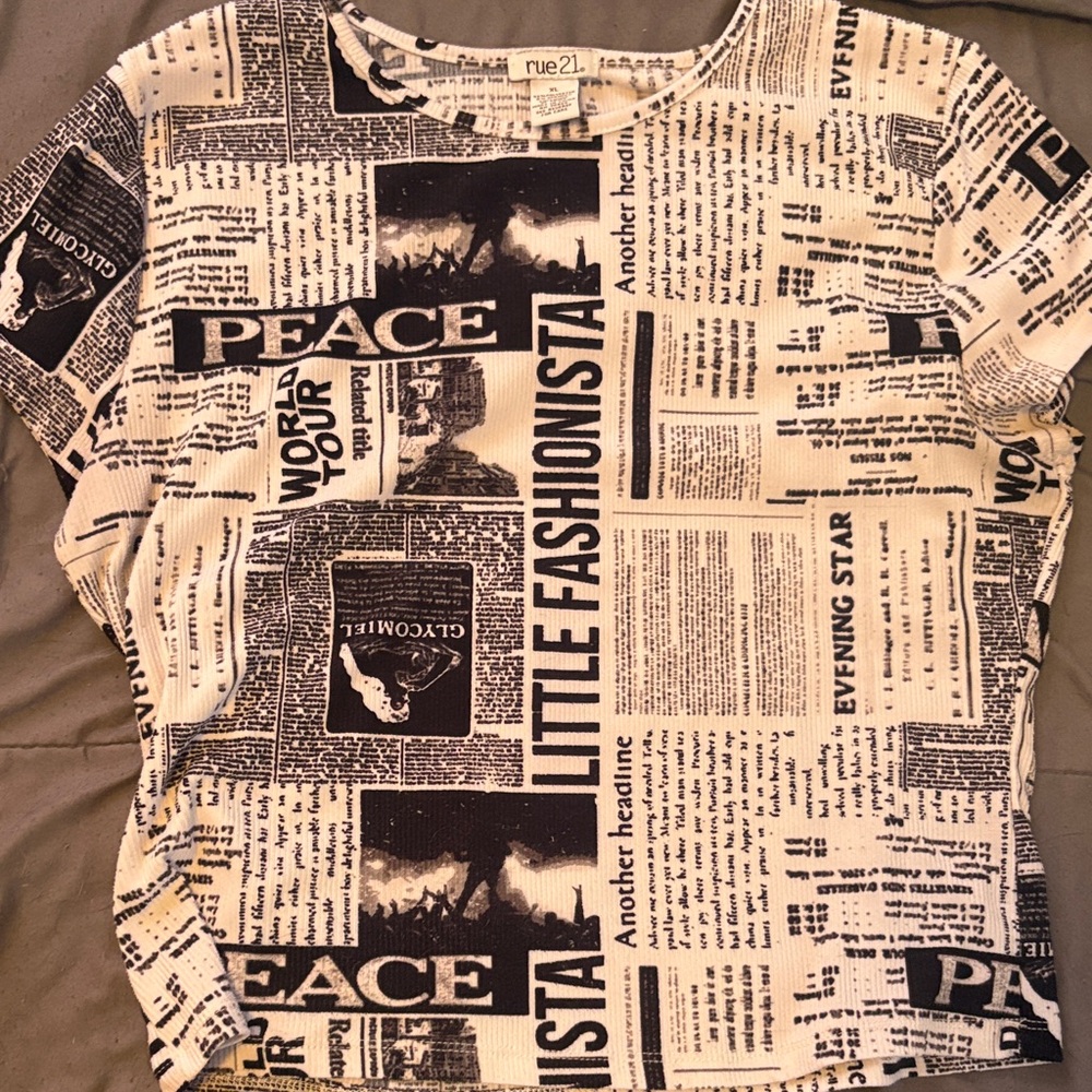 Rue21 Black and Cream Graphic Print Women's Tee